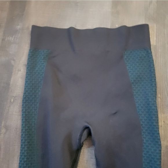 COPY - Lululemon About That Base Tight size 8 - Picture 5 of 8